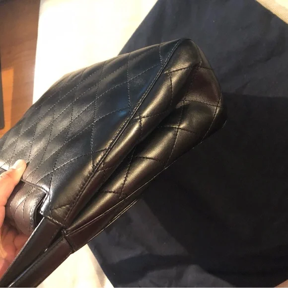 CHANEL double loop in smooth leather and gold hardware - Picture 7 of 12